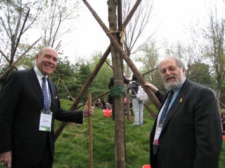 Denis Simon and Richard Lariviere planting the UO Commemorative Tree